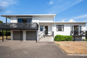 Lake Vista at Two Mile Bay- Taupo Central Holiday Home, Taupo